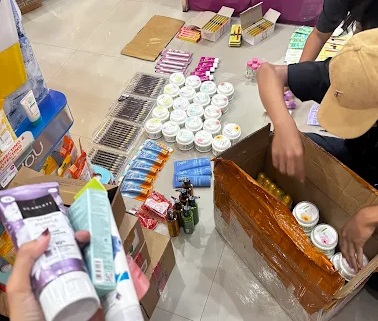 Foto pegawai sedang menyiapkan pesanan grosir