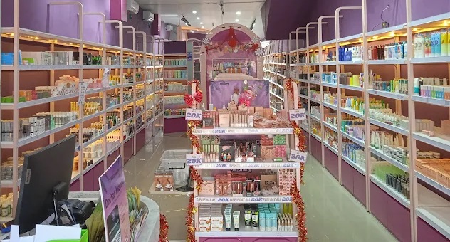 Foto bagian dalam toko WS Cometics